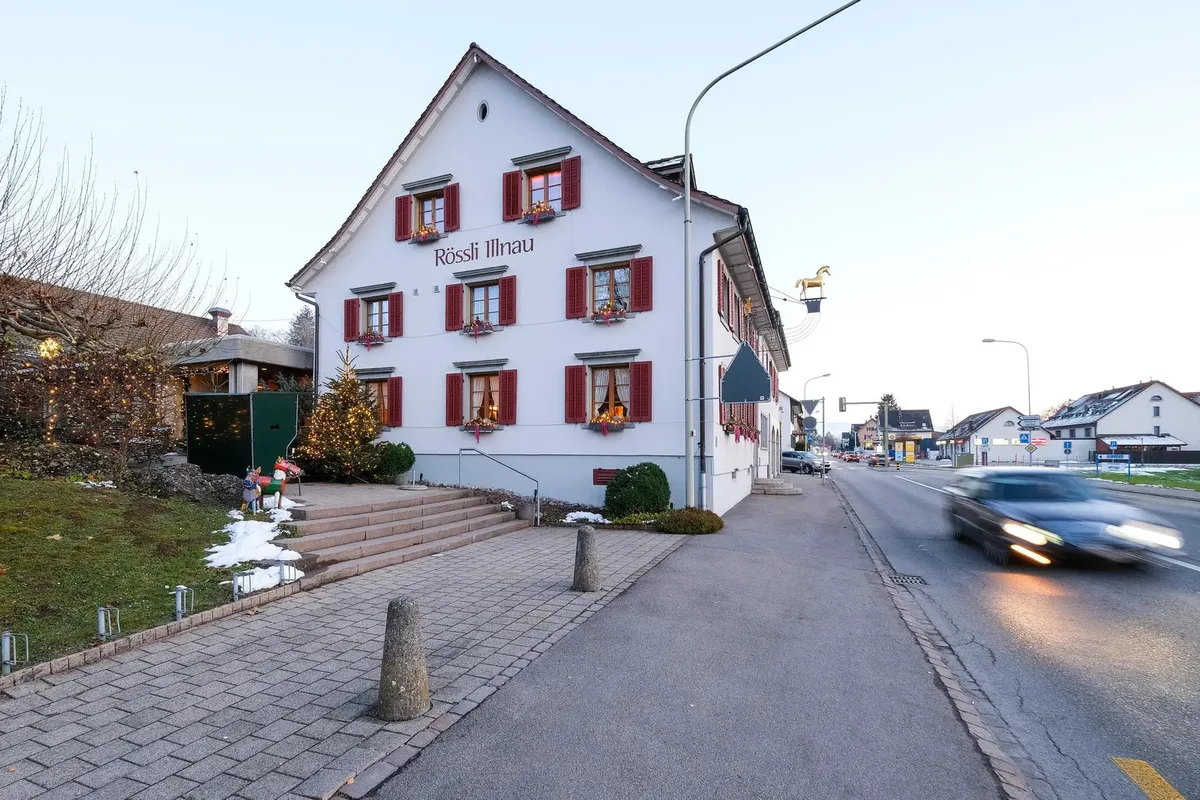 Man sieht das bekannte Gasthaus Rössli.